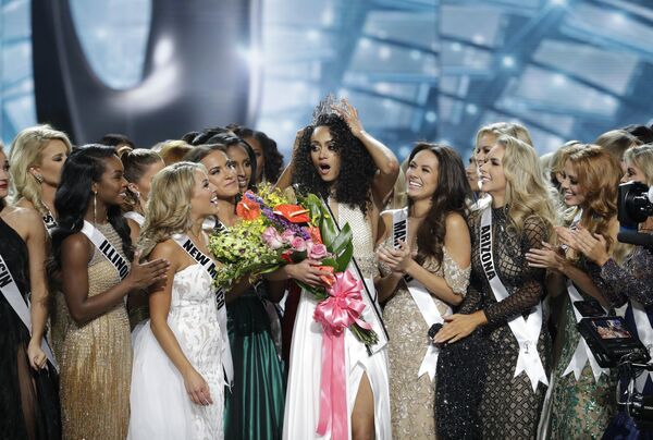 Победительница конкурса Мисс США Кара Маккаллоу на церемонии награждения в Лас-Вегасе