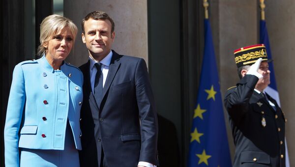 Президент Франции Эммануэль Макрон со своей супругой Брижит после церемонии инаугурации в Париже