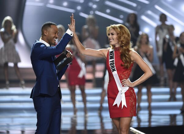 Ведущий Терренс Дженкинс и Мисс Нью-Йорк Ханна Лопа во время конкурса Мисс США в Лас-Вегасе