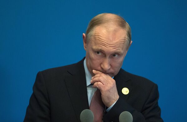 Президент РФ Владимир Путин во время пресс подхода к российским СМИ по итогам участия в Международном форуме Один пояс, один путь. 15 мая 2017 Президент РФ Владимир Путин во время пресс подхода к российским СМИ по итогам участия в Международном форуме Один пояс, один путь. 15 мая 2017