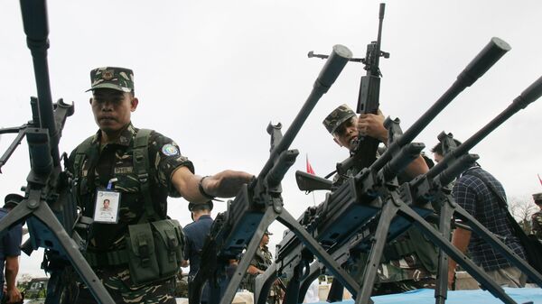 Филиппинские солдаты во время осмотра стрелкового оружия