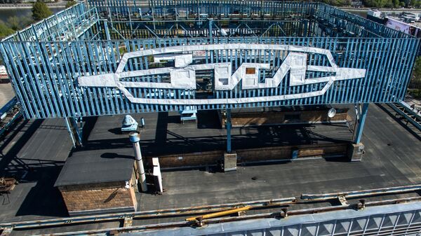 Эмблема АМО ЗиЛ на крыше административного здания на территории бывшего автозавода им. И.А. Лихачева в Москве