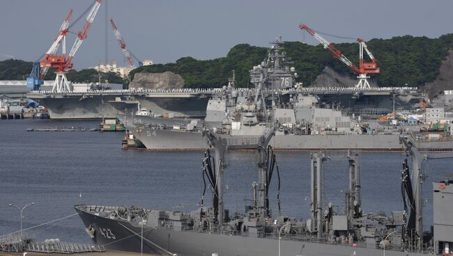 Авианосец ВМС США Рональд Рейган на базе ВМС Йокосука к югу от Токио, 15 мая 2017