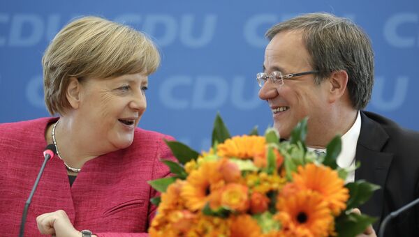 Канцлер Германии Ангела Меркель и основной кандидат ХДС Армин Лашет после объявления результатов голосования на региональных выборах в федеральной земле Северный Рейн-Вестфалия, Германия. 15 мая 2017 года