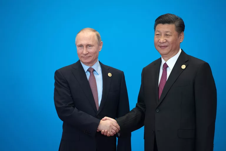 Президент РФ Владимир Путин и председатель Китайской Народной Республики Си Цзиньпин во время форума Один пояс, один путь в Пекине. 15 мая 2017 Президент РФ Владимир Путин и председатель Китайской Народной Республики Си Цзиньпин во время форума Один пояс, один путь в Пекине. 15 мая 2017
