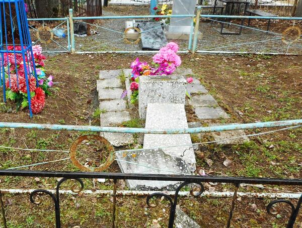 Поврежденный памятник на кладбище в Верхотурье Свердловской области Поврежденный памятник на кладбище в Верхотурье Свердловской области