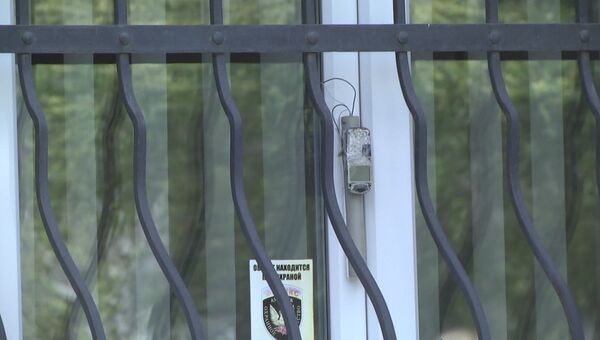 Самодельное взрывное устройство, обнаруженное на окне клиники в Луганске