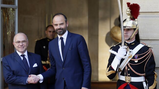 Вновь назначенный премьер-министр Франции Эдуард Филипп и бывший премьер-министр Бернар Казенев в Париже