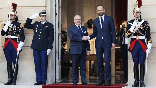 Вновь назначенный премьер-министр Франции Эдуард Филипп и бывший премьер-министр Бернар Казенев в Париже. 15 мая 2017