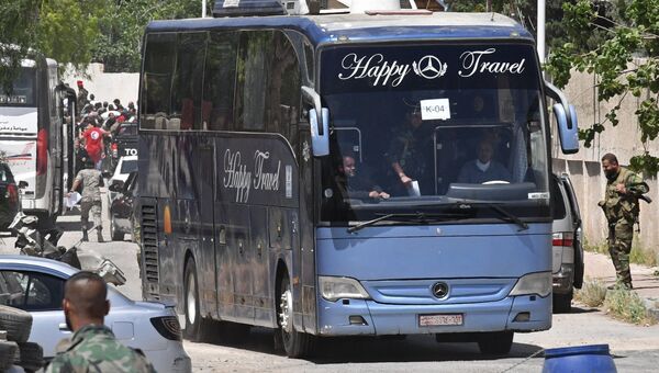 Автобус вывозит боевиков и членов их семей из пригорода Дамаска Кабуна в город Идлиб в рамках договоренности о прекращении огня. 15 мая 2017