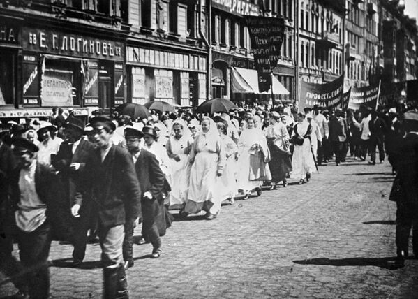 Политическая демонстрация в Петрограде против действий временного правительства под лозунгом Вся власть Советам. 18 июня 1917 года