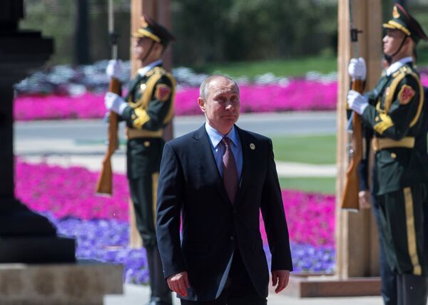 Президент РФ Владимир Путин перед церемонией официальной встречи председателем Китайской Народной Республики Си Цзиньпинем в Пекине. 15 мая 2017 Президент РФ Владимир Путин перед церемонией официальной встречи председателем Китайской Народной Республики Си Цзиньпинем в Пекине. 15 мая 2017