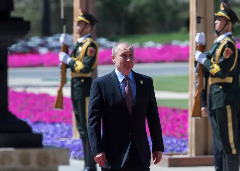 Президент РФ Владимир Путин перед церемонией официальной встречи председателем Китайской Народной Республики Си Цзиньпинем в Пекине. 15 мая 2017 Президент РФ Владимир Путин перед церемонией официальной встречи председателем Китайской Народной Республики Си Цзиньпинем в Пекине. 15 мая 2017