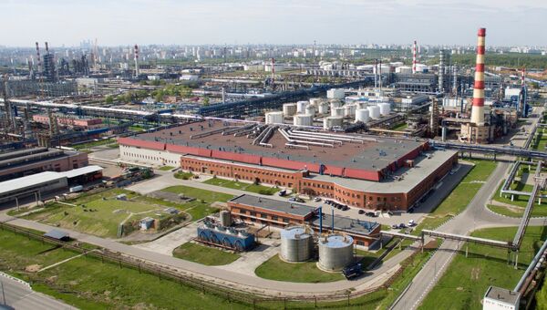 Московский нефтеперерабатывающий завод в районе Капотня. 15 мая 2017