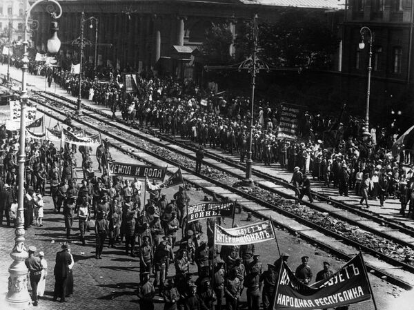 Демонстрация рабочих и солдат под большевистскими лозунгами. Петроград, 18 июня 1917 года
