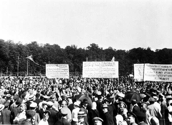 Демонстрация в Петрограде 18 июня 1917 года, проходившая под лозунгами Вся власть Советам, Долой министров капиталистов
