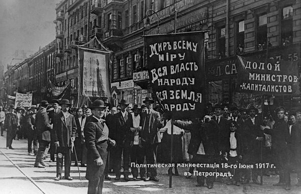 Политическая демонстрация трудящихся на улицах Петрограда. 18 июня 1917 года