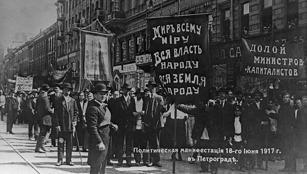 Политическая демонстрация трудящихся на улицах Петрограда. 18 июня 1917 года
