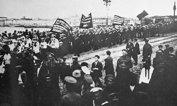 Революционная демонстрация в Петрограде, в которой приняли участие 10 тысяч моряков, в том числе и с крейсера Аврора. 18 июня 1917 года