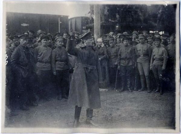 Лев Троцкий выступает перед солдатами