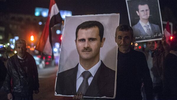 Жители Дамаска с фотографиями президента Сирии Башара Асада