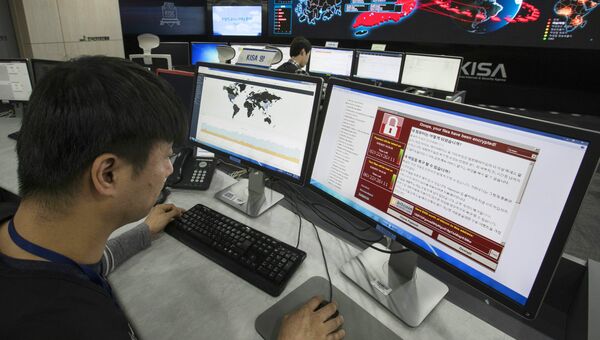 Сотрудник корейского агентства по интернет-безопасности в Сеуле наблюдает за распространением вируса WannaCry