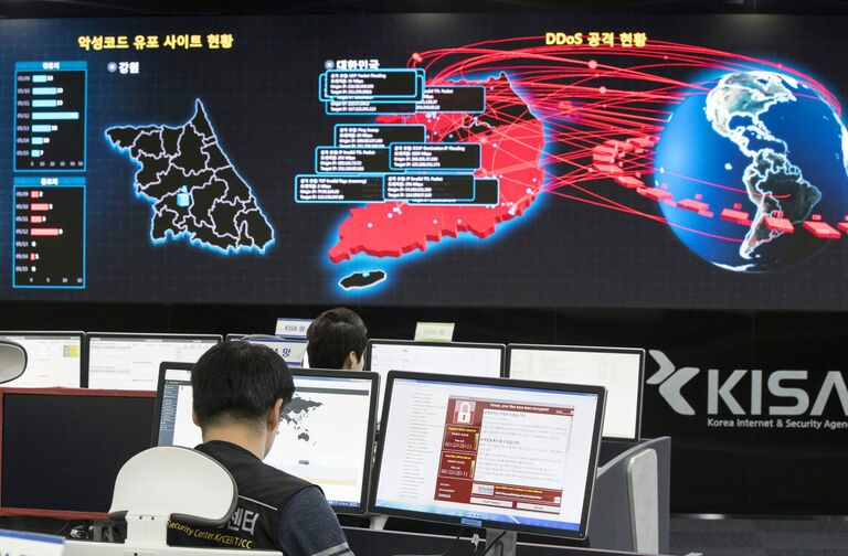Сотрудники корейского агентства по интернет-безопасности в Сеуле наблюдает за распространением вируса WannaCry Сотрудники корейского агентства по интернет-безопасности в Сеуле наблюдает за распространением вируса WannaCry
