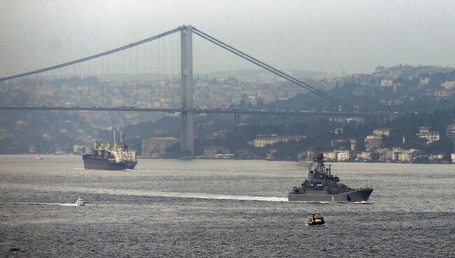 Корабль ВМФ России в проливе Босфор, Турция. Архивное фото