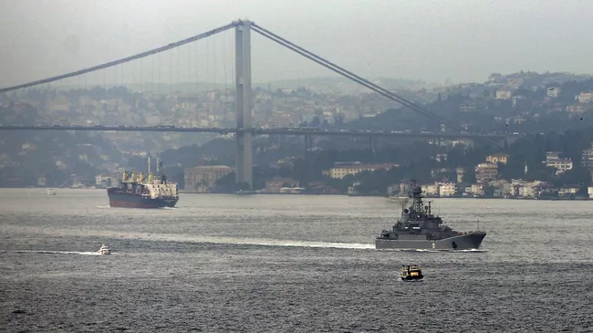 Корабль ВМФ России в проливе Босфор, Турция. Архивное фото