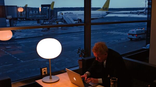 Человек с ноутбуком в аэропорту. Архивное фото