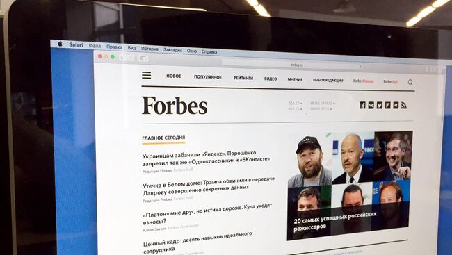 Главная страница сайта Forbes.ru на экране монитора