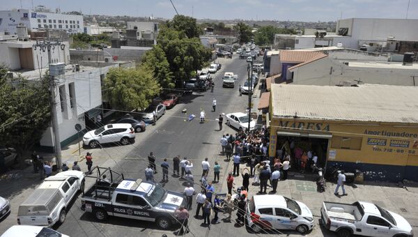 Полиция на месте убийства журналиста Хавьера Вальдеса в городе Кулиакан, Мексика. 15 мая 2017