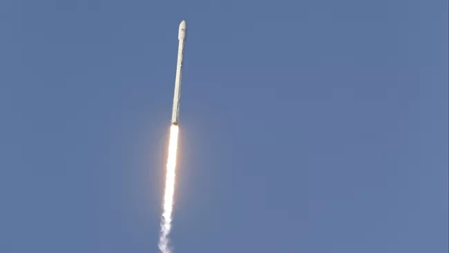 Старт ракеты Falcon 9 со спутником Inmarsat-5 F4 с космодрома на мысе Канаверал. 15 мая 2017