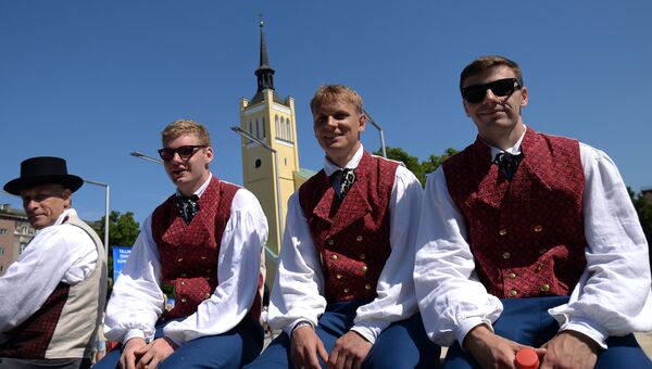 Молодые люди в национальных костюмах в Таллине