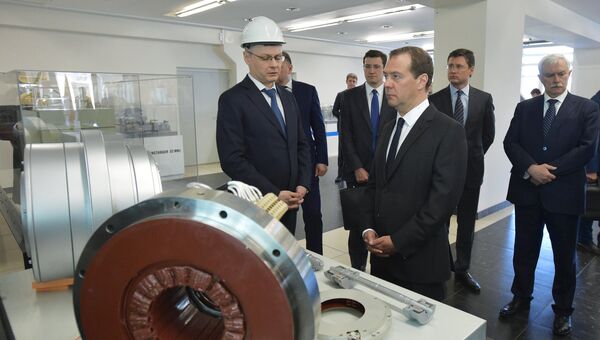Председатель правительства РФ Дмитрий Медведев во время посещения Невского завода в Санкт-Петербурге. 16 мая 2017