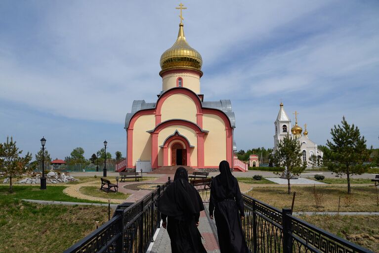 Насельницы женского монастыря Святых Первоверховных апостолов Петра и Павла в селе Петропавловка Хабаровского края