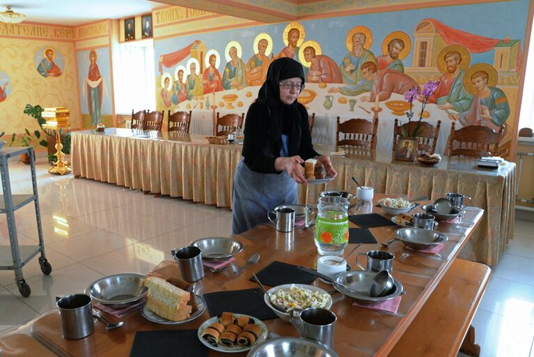 Монахиня в трапезной женского монастыря Святых Первоверховных апостолов Петра и Павла в селе Петропавловка Хабаровского края