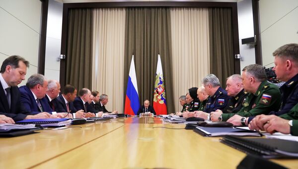 Президент РФ Владимир Путин провел совещание с руководителями Минобороны и ОПК, 16 мая 2017