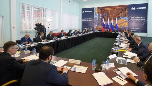 Председатель правительства РФ Дмитрий Медведев проводит заседание правительственной комиссии по импортозамещению в Санкт-Петербурге. 16 мая 2017