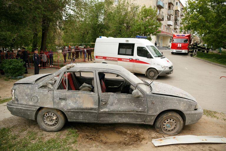 Машина, стоявшая во дворе во время взрыва бытового газа в жилом доме в Волгограде