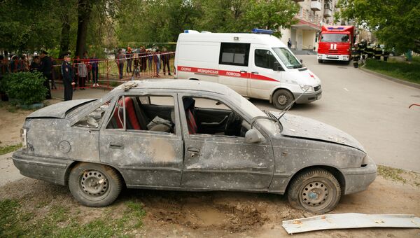 Машина, стоявшая во дворе во время взрыва бытового газа в жилом доме в Волгограде