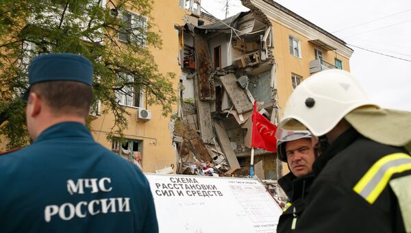 На месте обрушения подъезда жилого дома в Волгограде. 16 мая 2017
