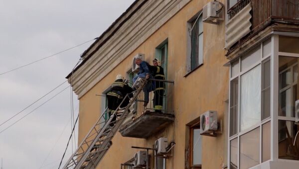 Взрыв обрушил перекрытия четырехэтажного дома в Волгограде. Кадры с места ЧП