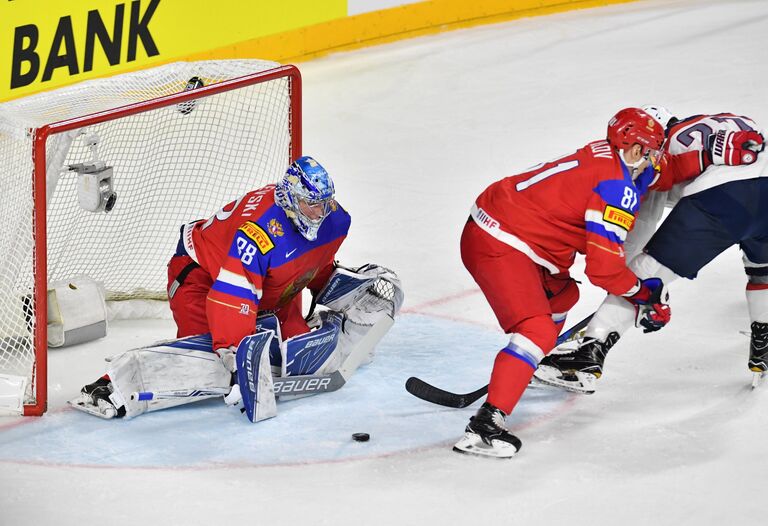 Вратарь сборной России Андрей Василевский в матче группового этапа чемпионата мира по хоккею 2017 между сборными командами России и США