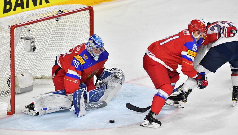 Вратарь сборной России Андрей Василевский в матче группового этапа чемпионата мира по хоккею 2017 между сборными командами России и США