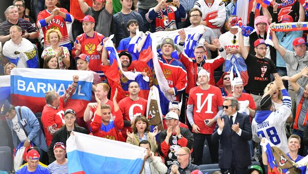 Болельщики во время матча группового этапа чемпионата мира по хоккею 2017 между сборными командами России и США