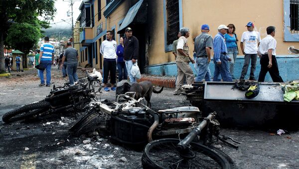 Сожженные во время протестов в Венесуэле полицейские мотоциклы. Архивное фото