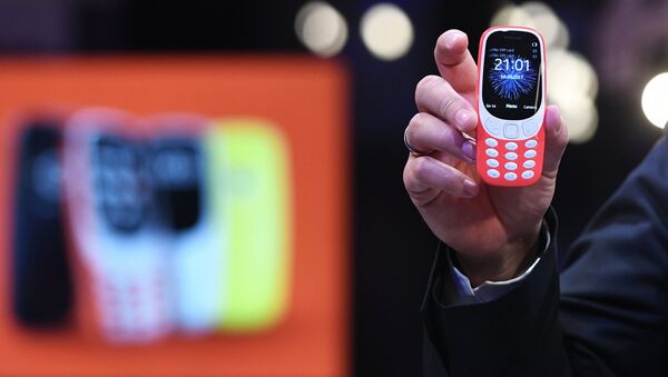 Обновленная версия классической модели мобильного телефона Nokia 3310 во время российской презентации в Москве. 16 мая 2017