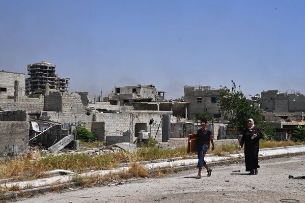 Прохожие в квартале Кабун в пригороде Дамаска