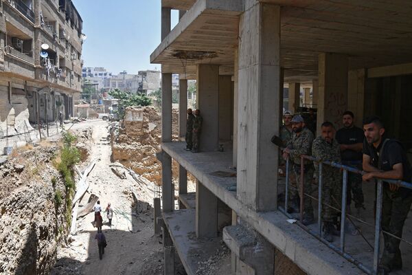 Военные в здании в квартале Кабун в пригороде Дамаска